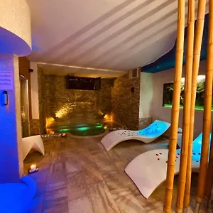 Aurelia Garden Gold Bed & Breakfast